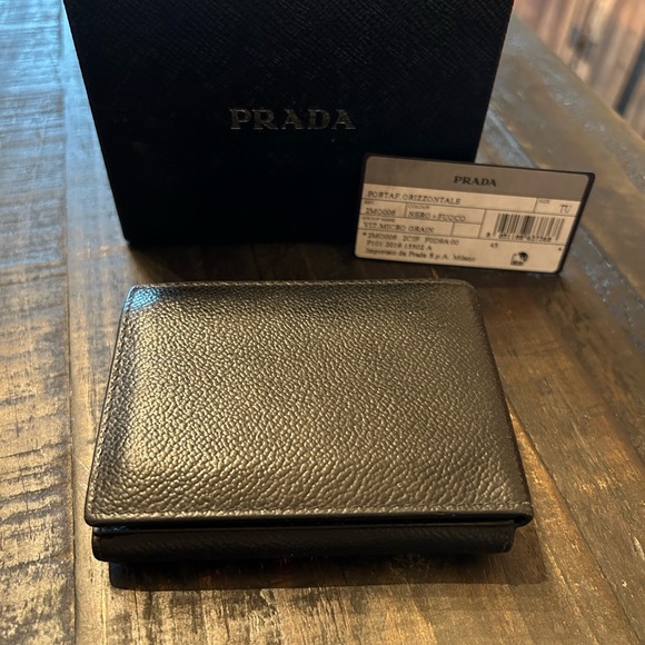 Like new! Men’s Prada Tri- fold wallet - Picture 4 of 5
